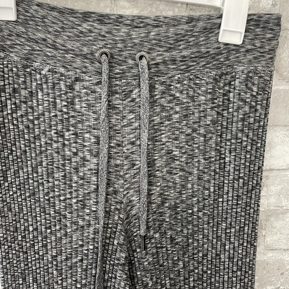 Athleta Heather Grey Revolve Pant - Picture 3 of 9